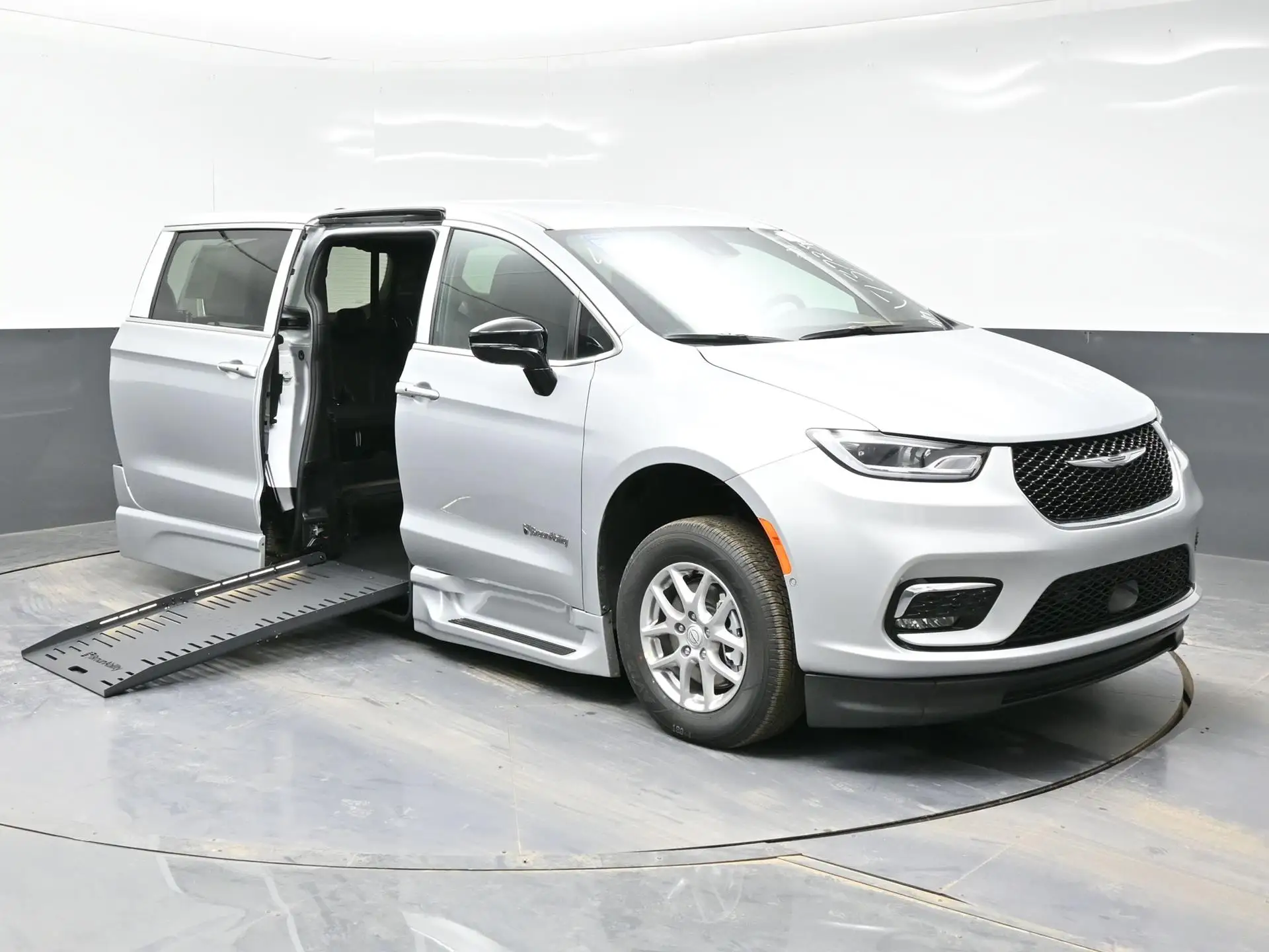 2026 Chrysler Pacifica Select photo 1