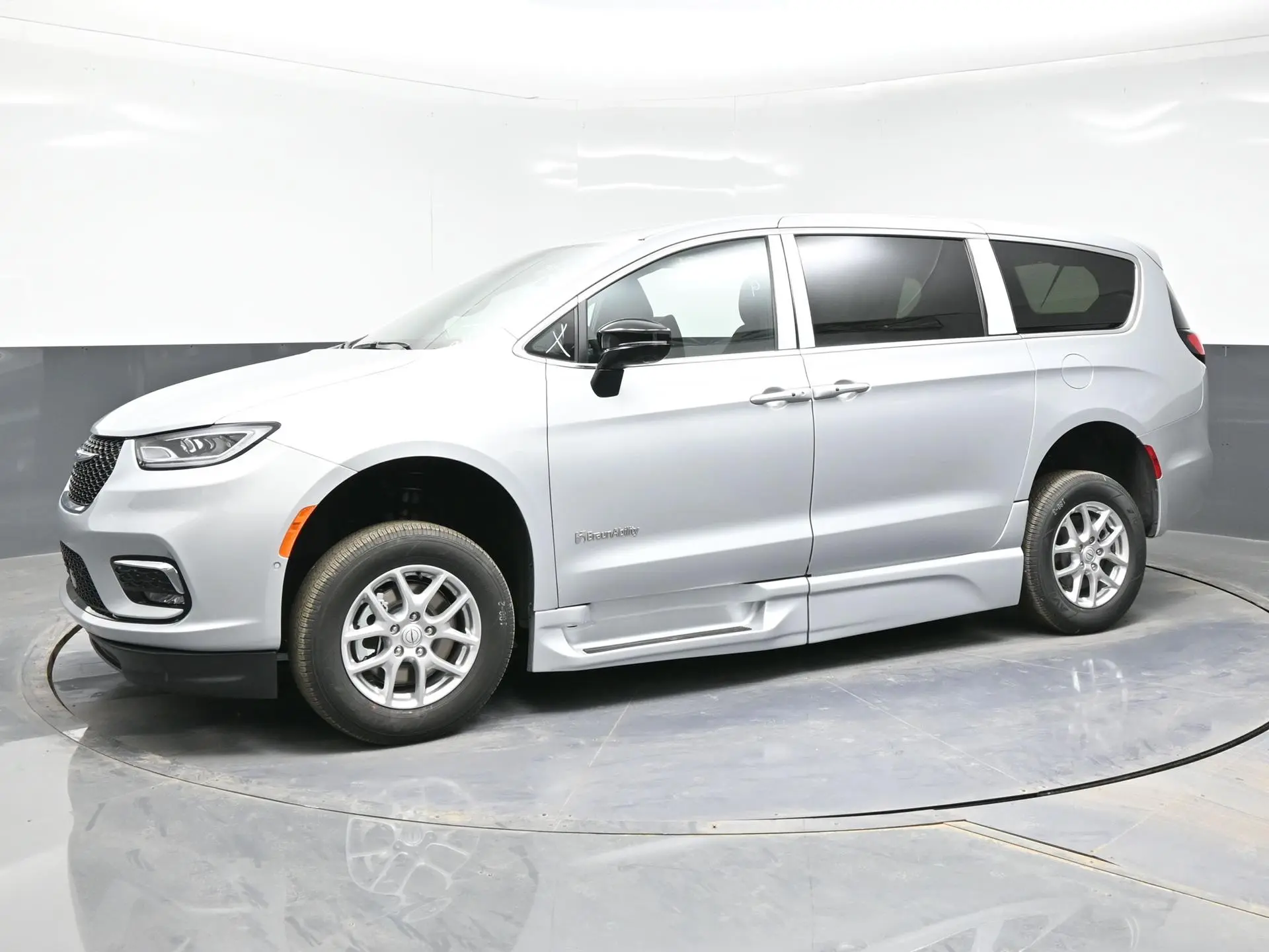 2026 Chrysler Pacifica Select photo 3