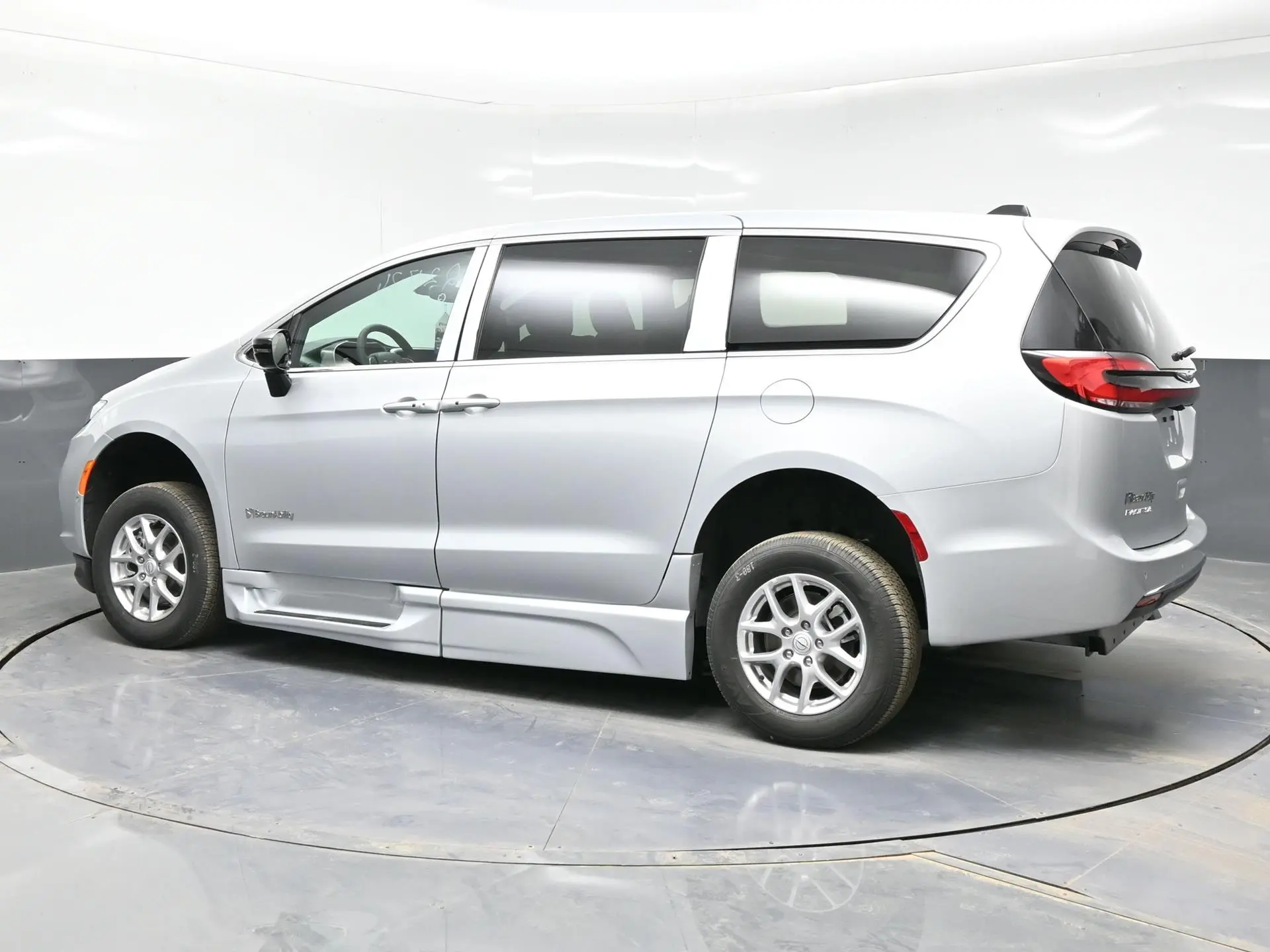 2026 Chrysler Pacifica Select photo 4