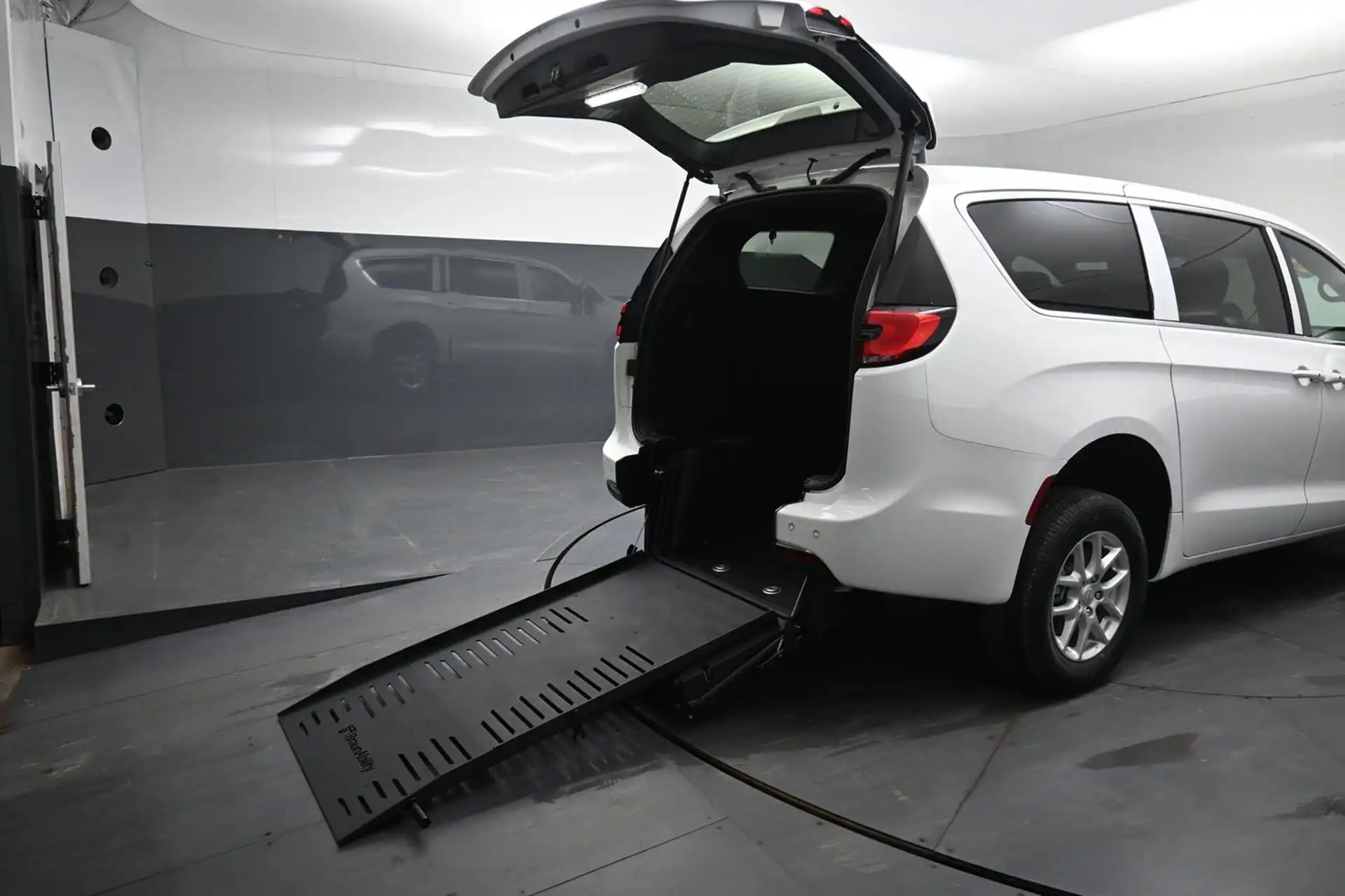 2025 Chrysler Pacifica Select's photo