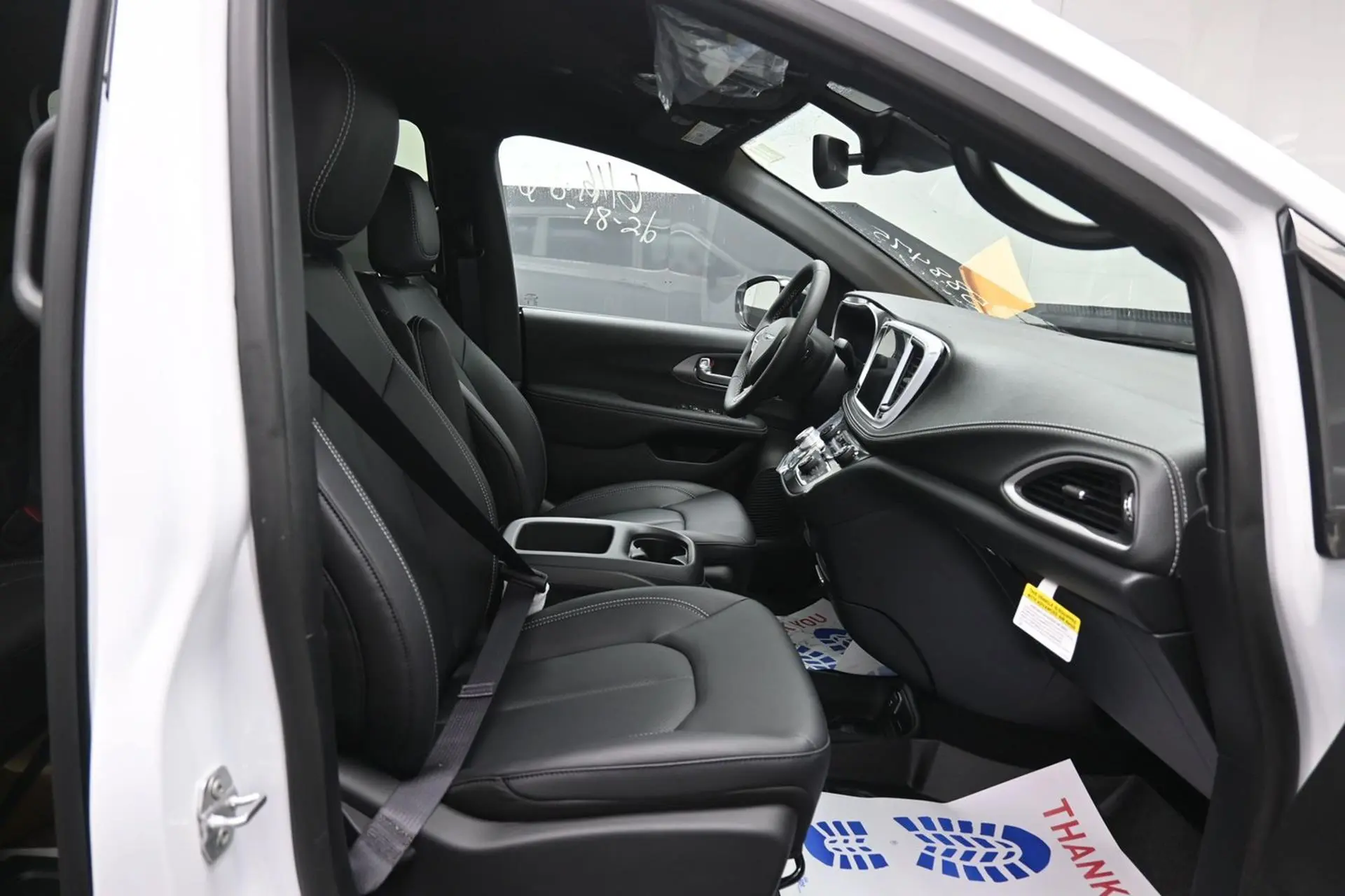 2025 Chrysler Pacifica Select photo 4