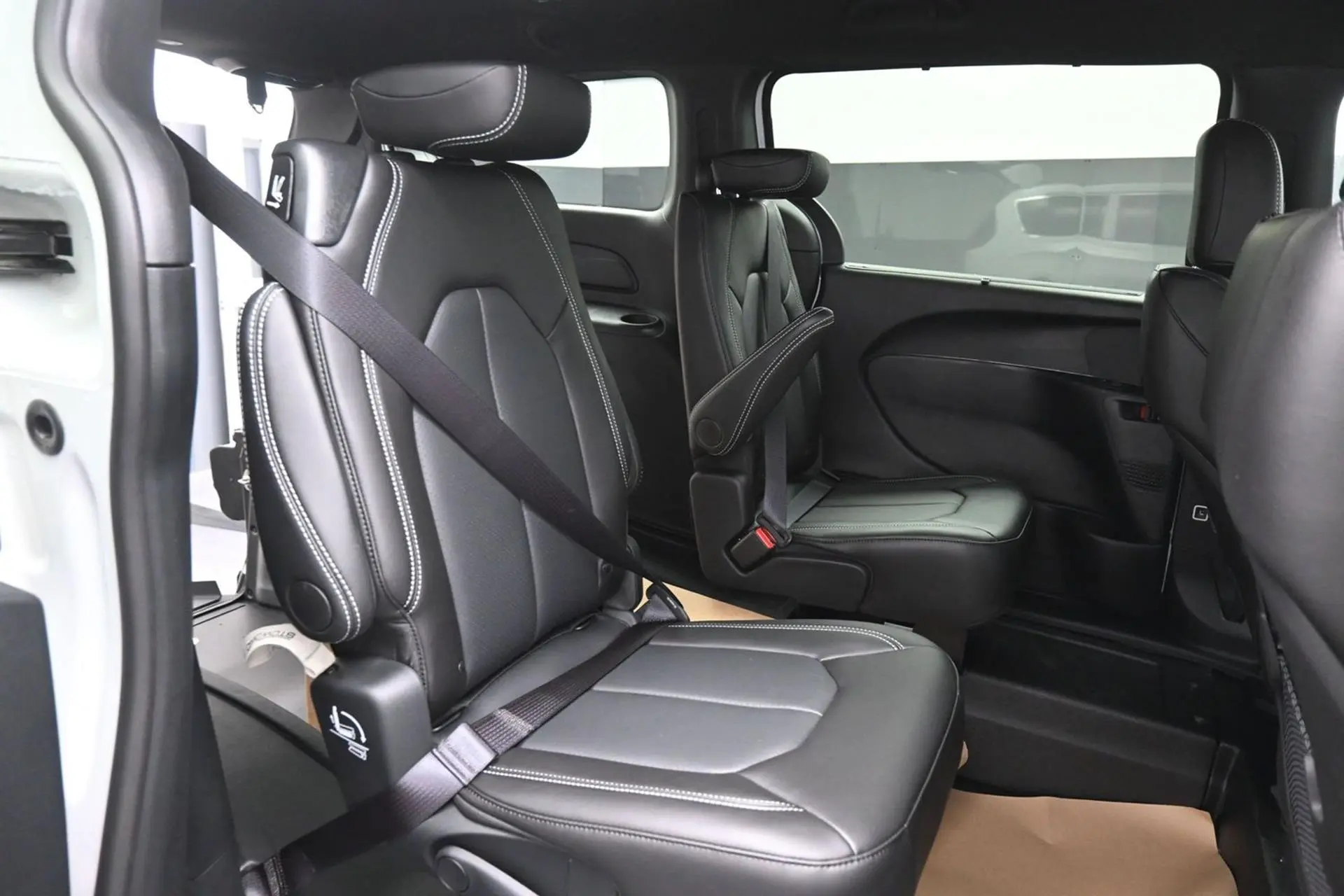 2025 Chrysler Pacifica Select photo 5