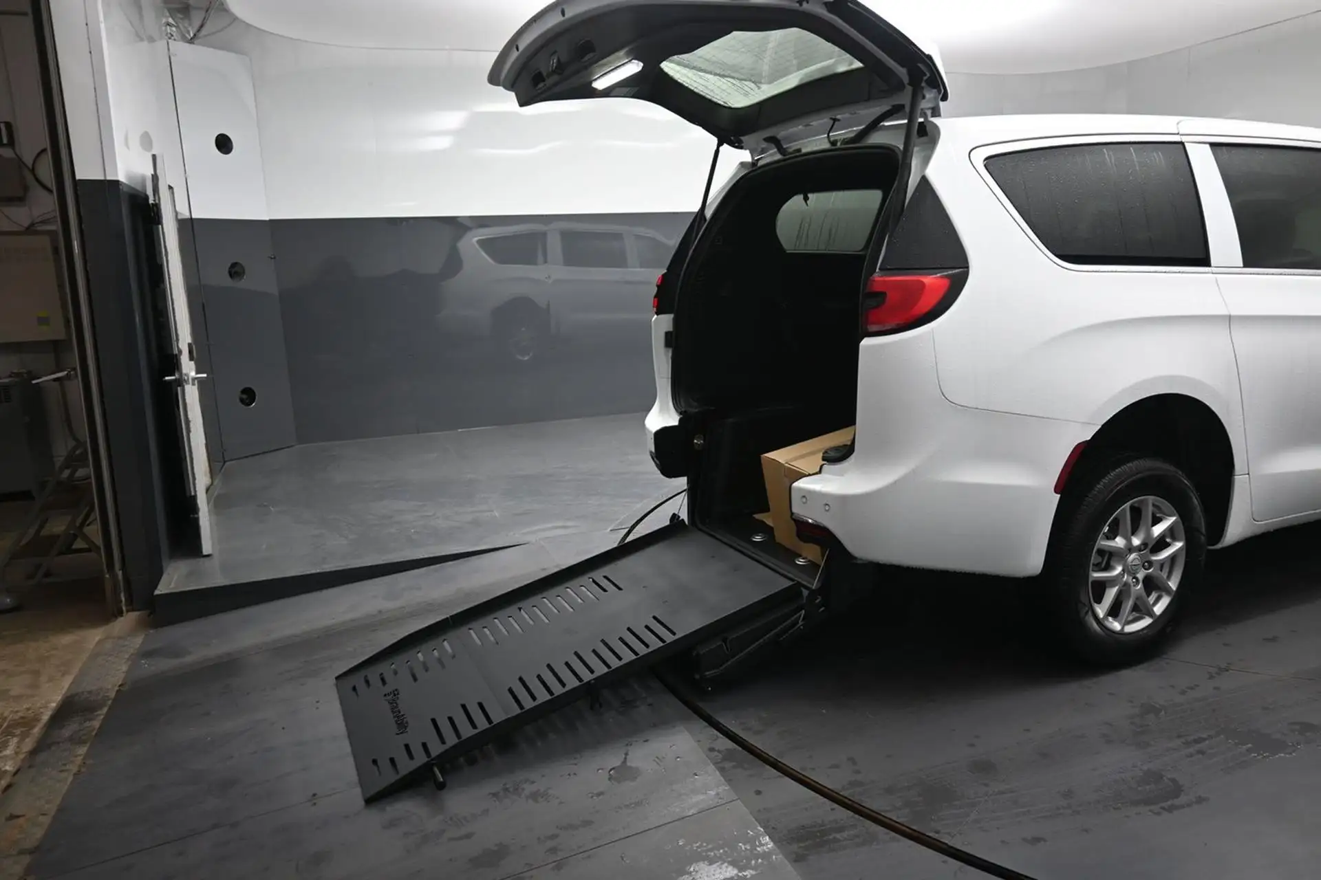 2025 Chrysler Pacifica Select's photo