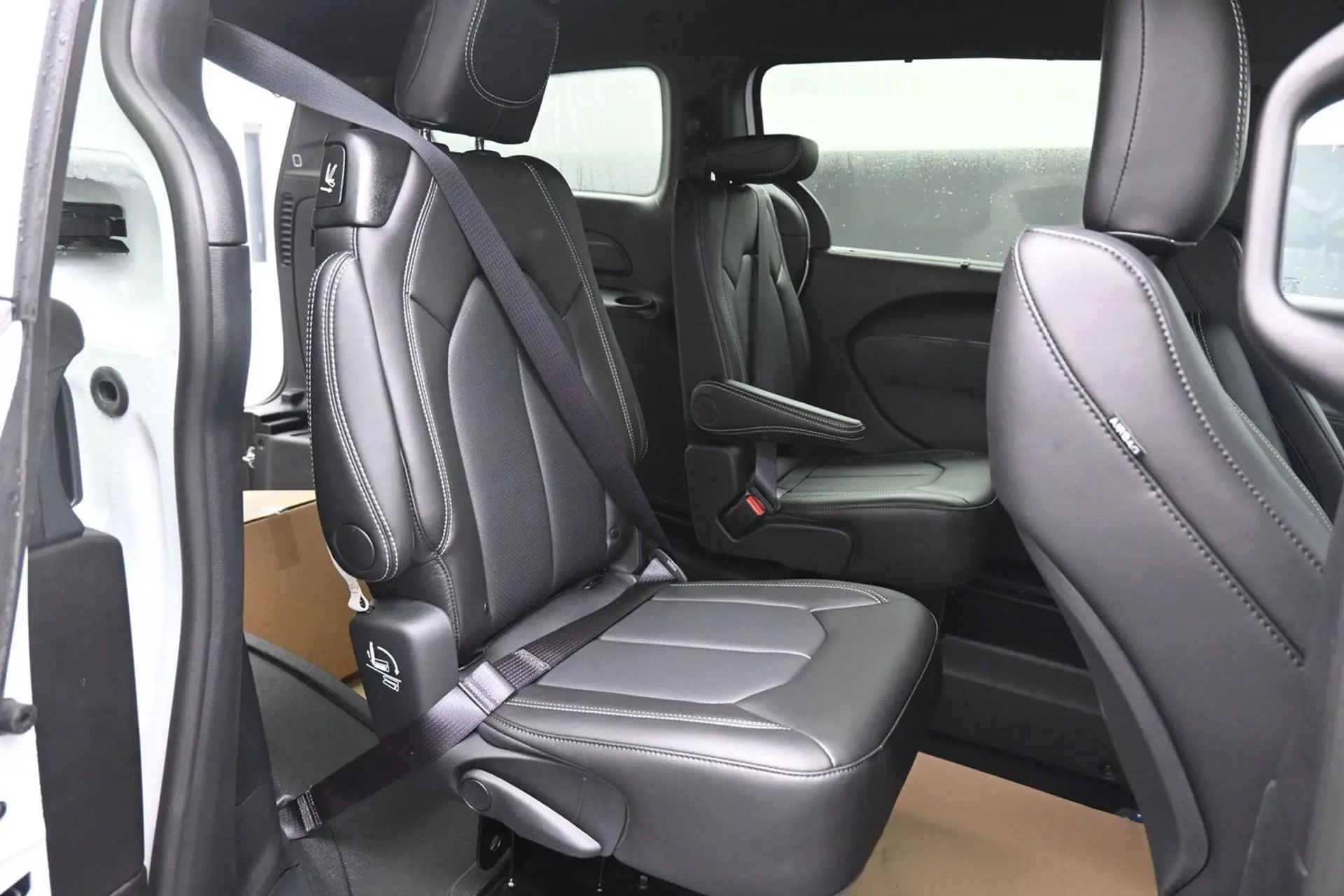 2025 Chrysler Pacifica Select photo 5