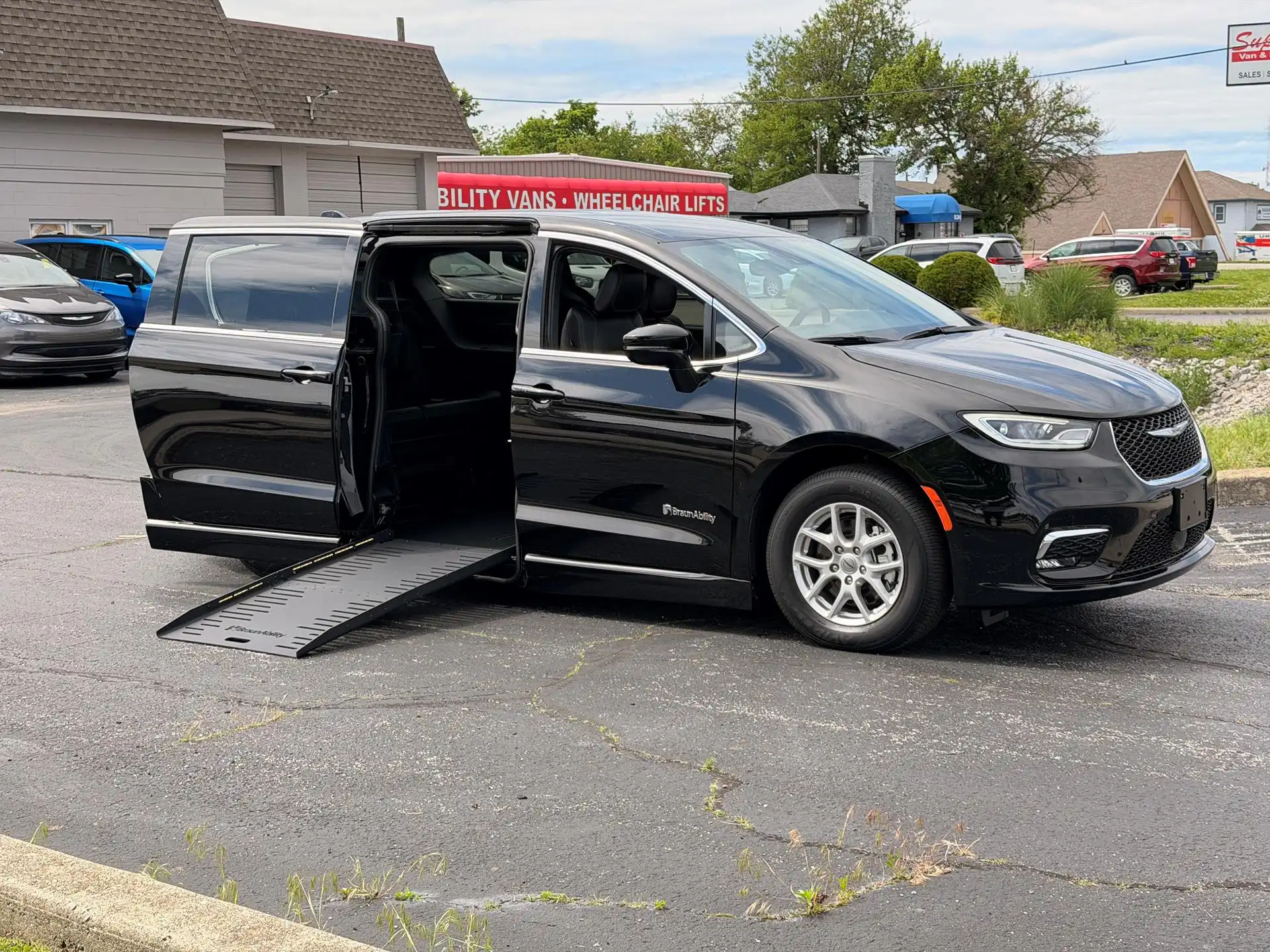 2025 Chrysler Pacifica Select's photo