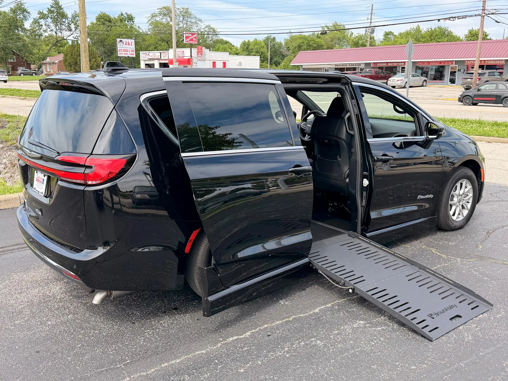 2025 Chrysler Pacifica Select photo 3