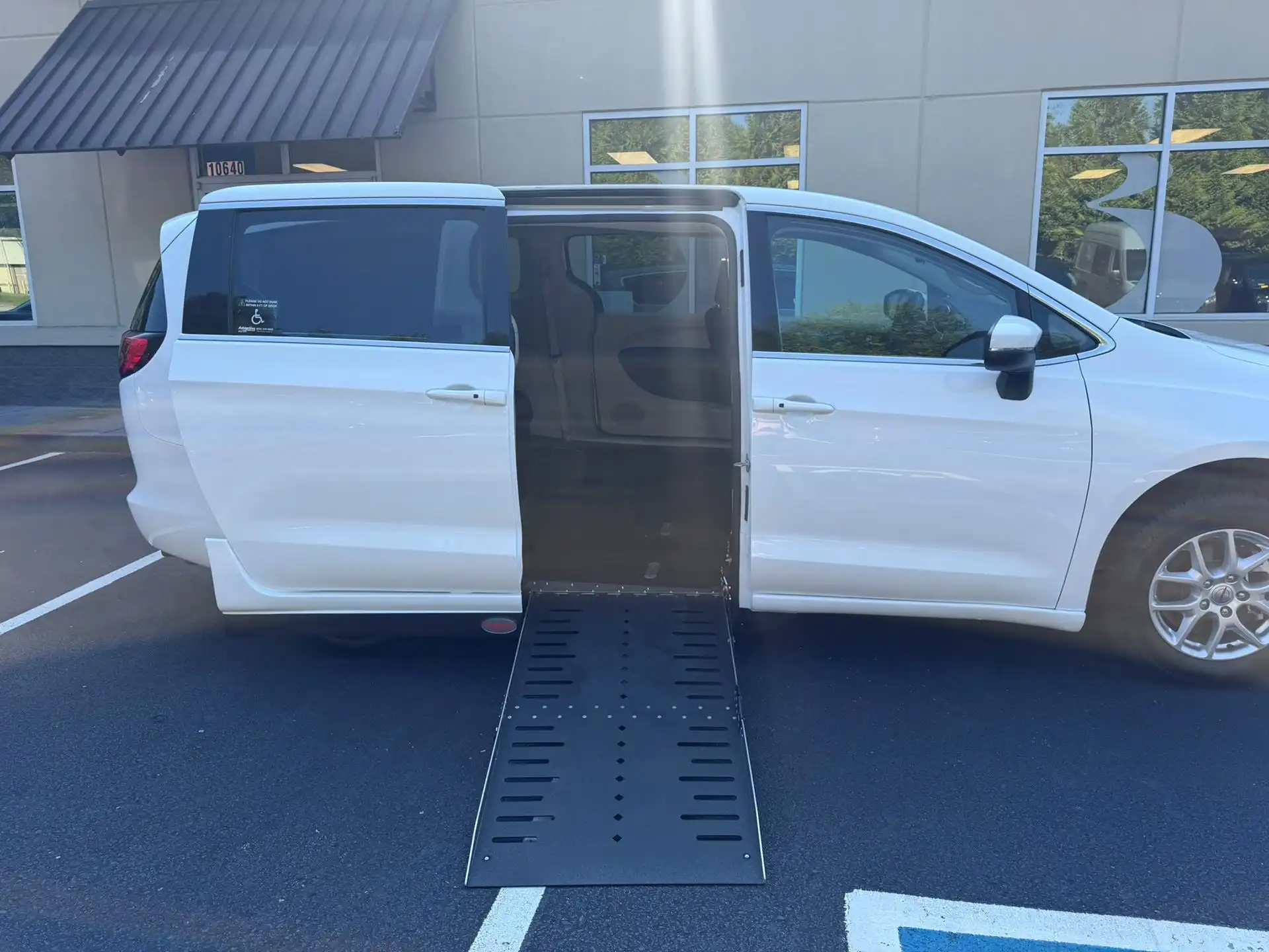 2023 Chrysler Voyager LX's photo