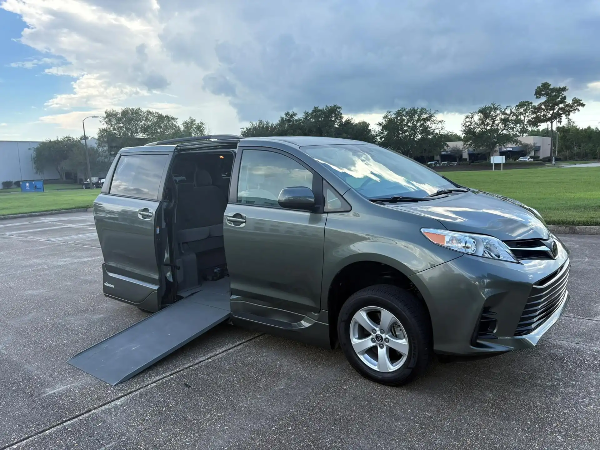 2019 Toyota Sienna LE V6 7-Passenger Access Seat's photo