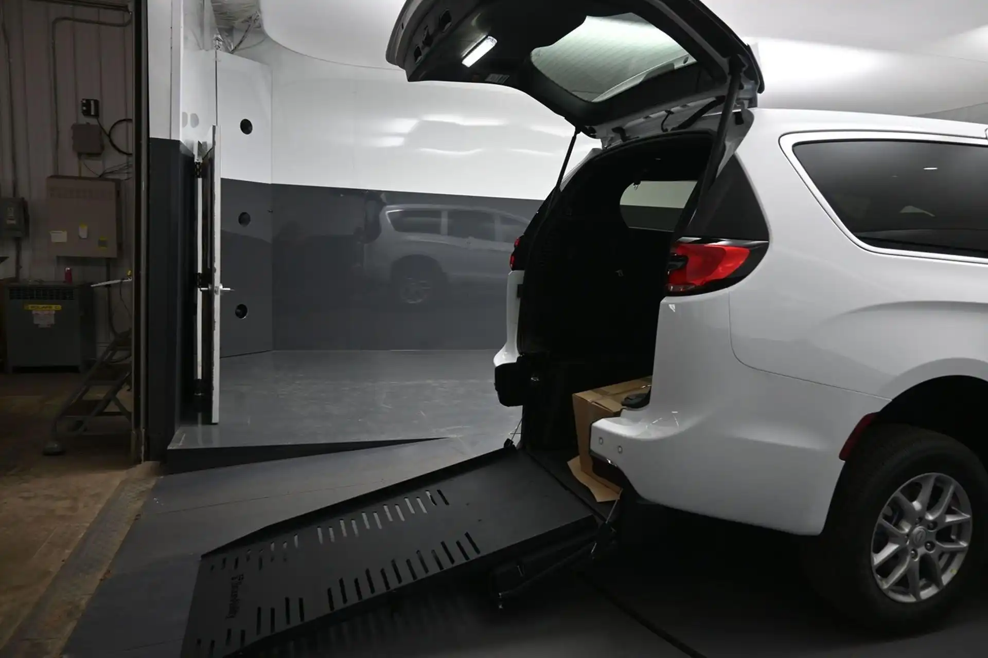 2025 Chrysler Pacifica Select's photo