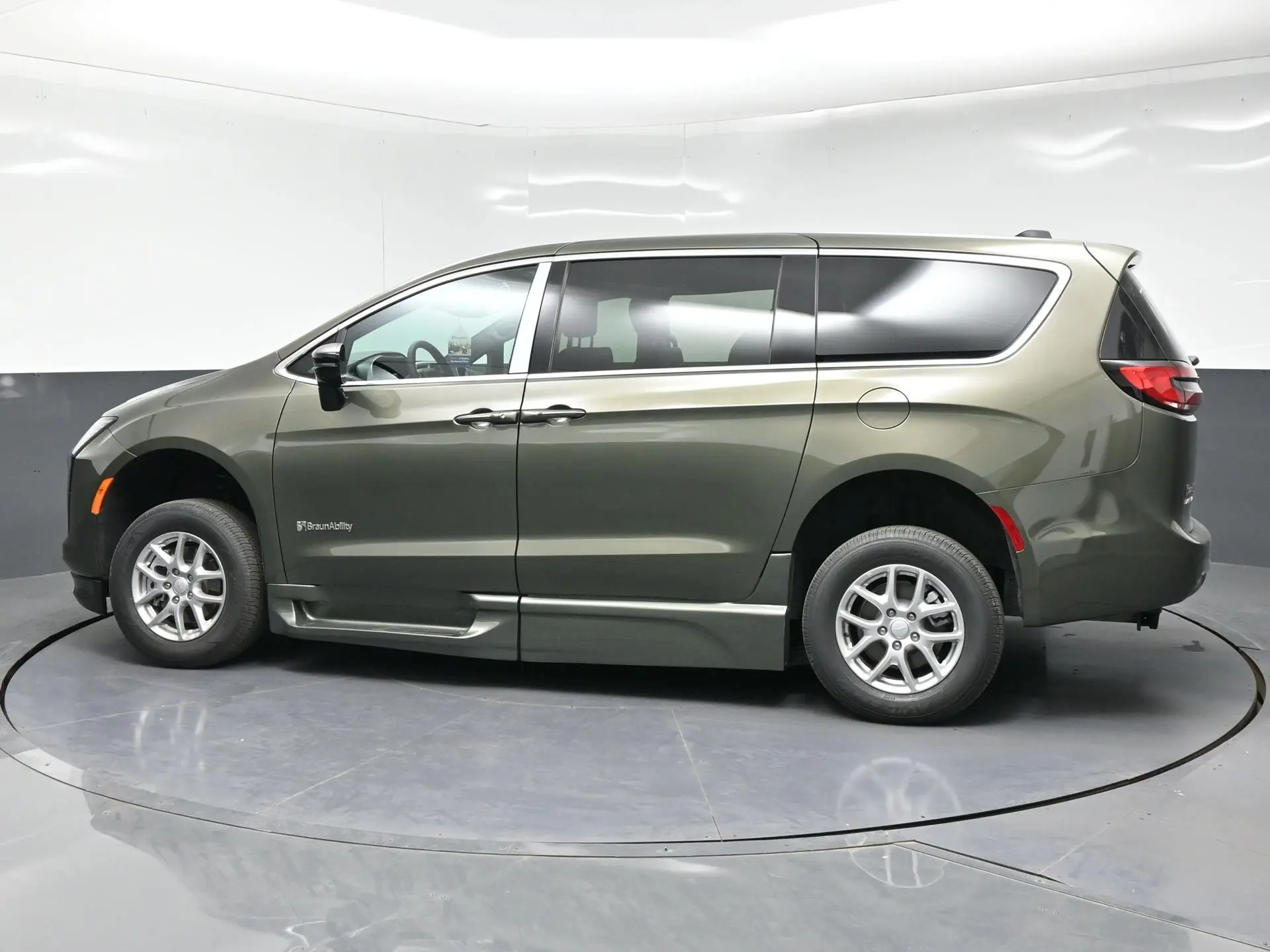 2027 Chrysler Pacifica Select photo 4