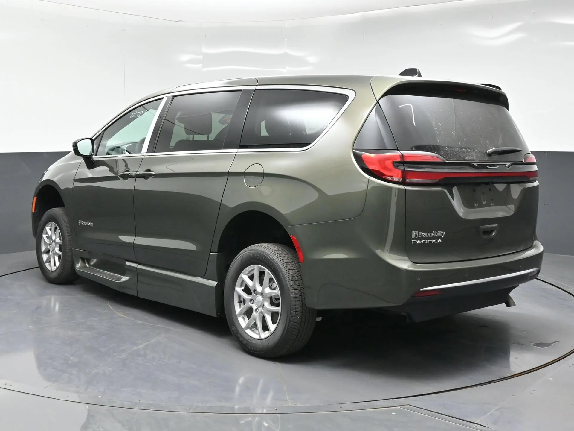 2027 Chrysler Pacifica Select photo 5