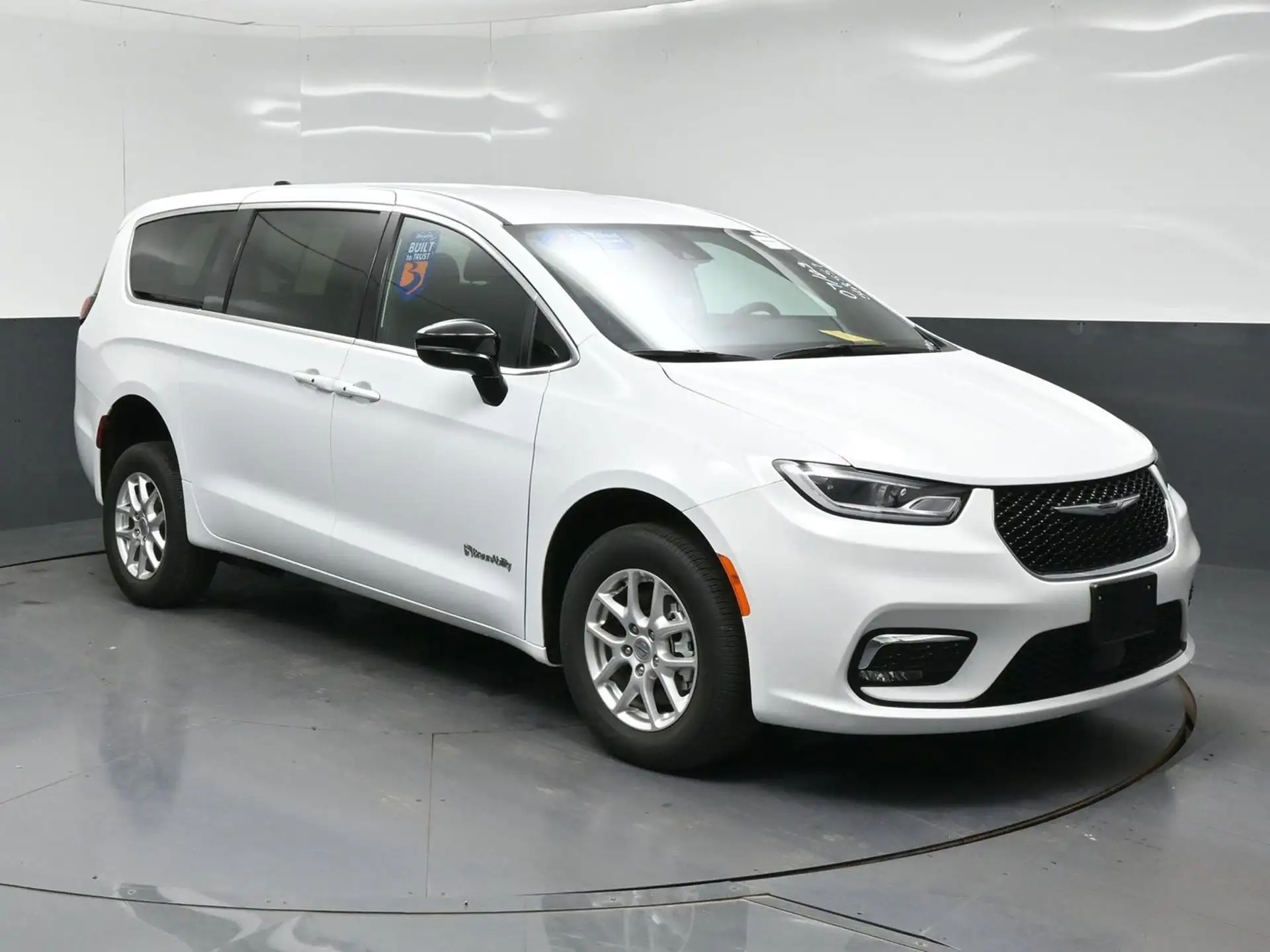 2025 Chrysler Pacifica Select's photo