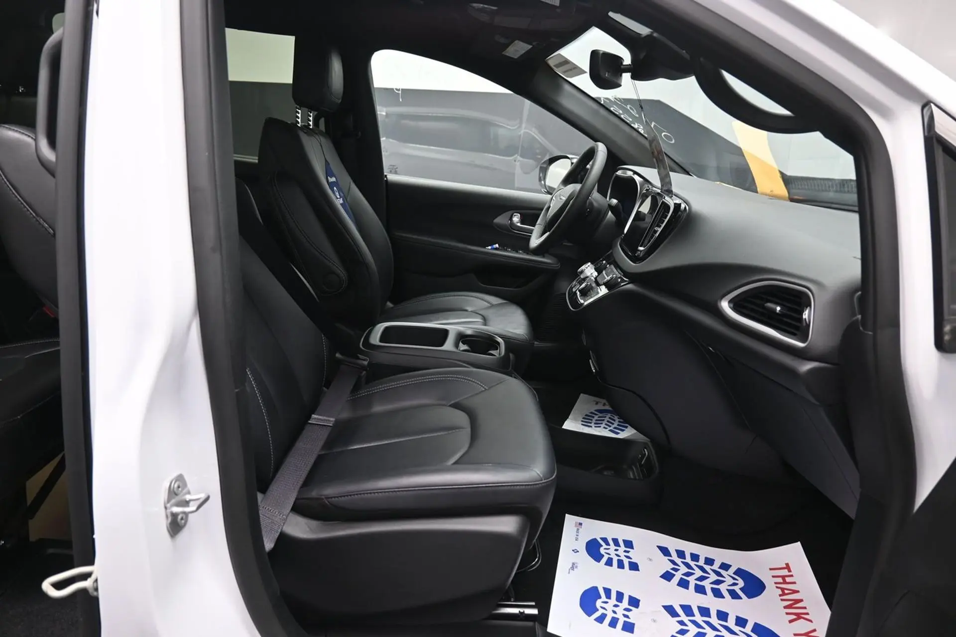 2025 Chrysler Pacifica Select photo 3