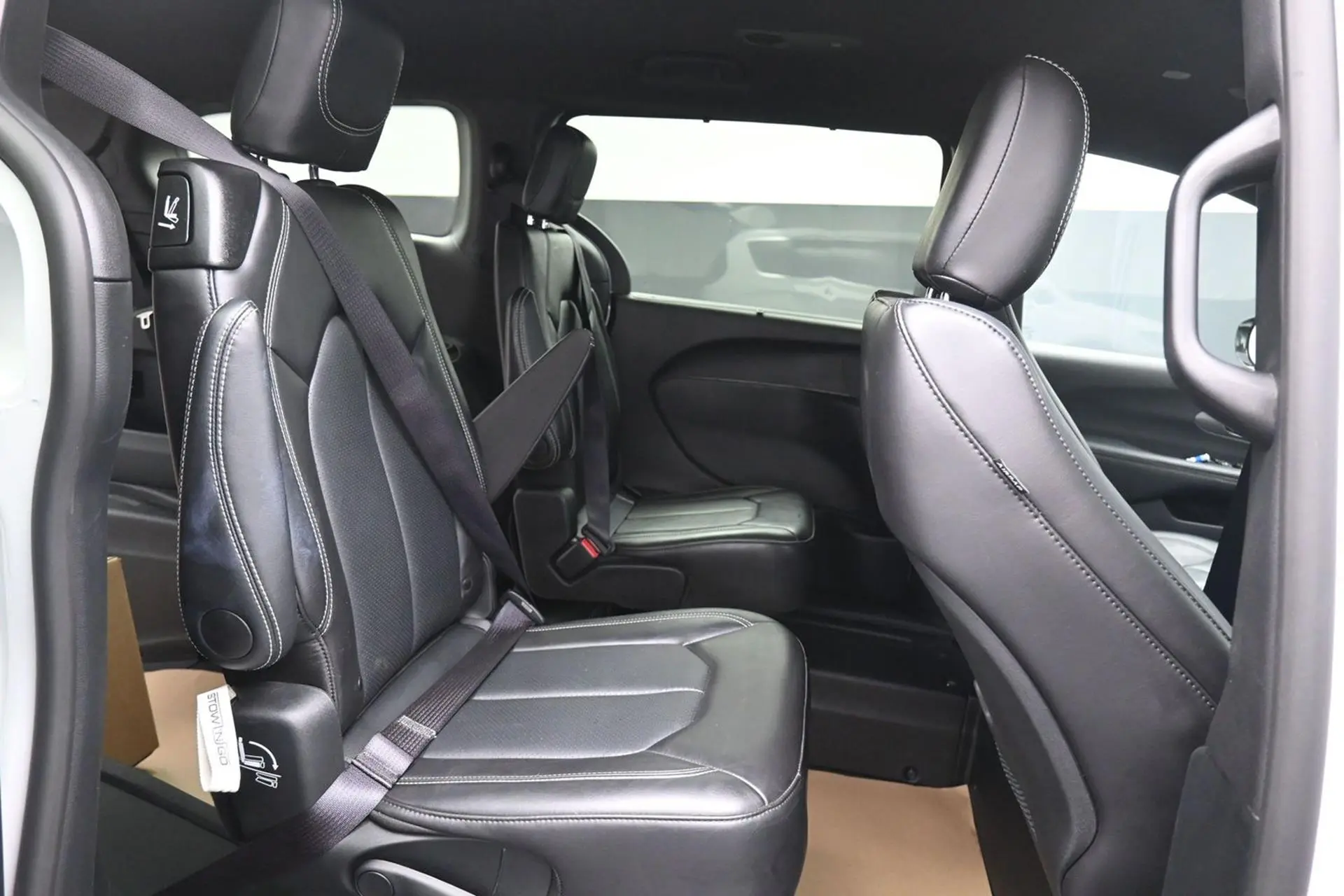 2025 Chrysler Pacifica Select photo 4