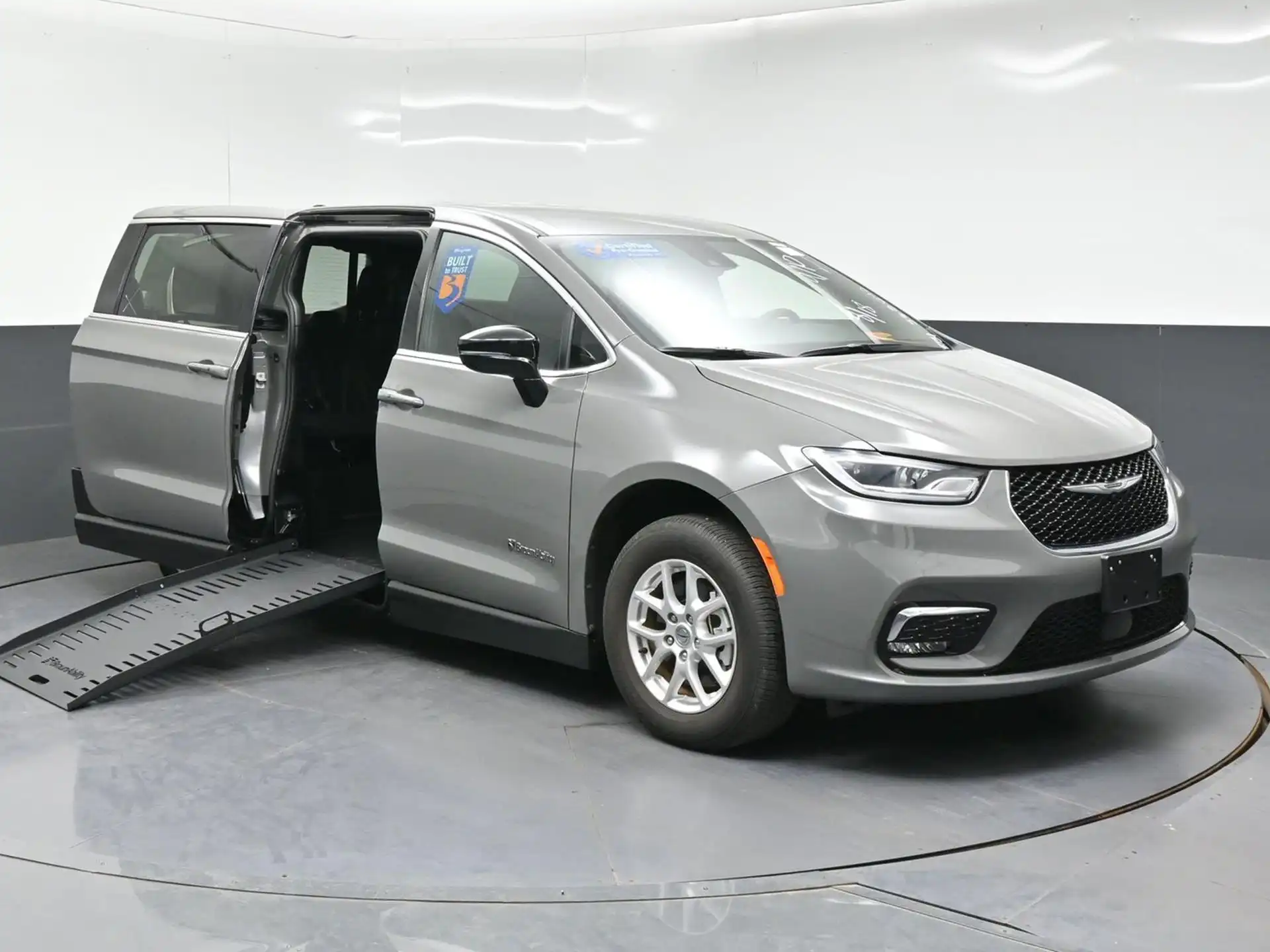 2025 Chrysler Pacifica Select's photo