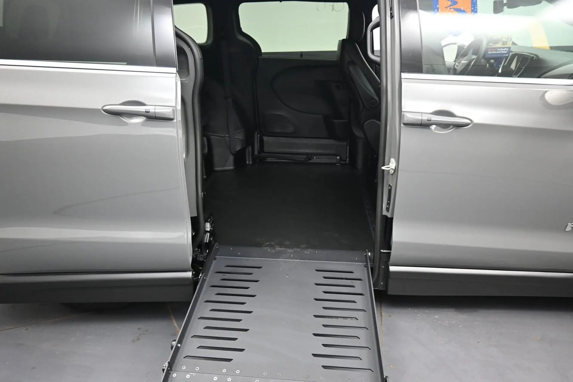 2025 Chrysler Pacifica Select photo 3