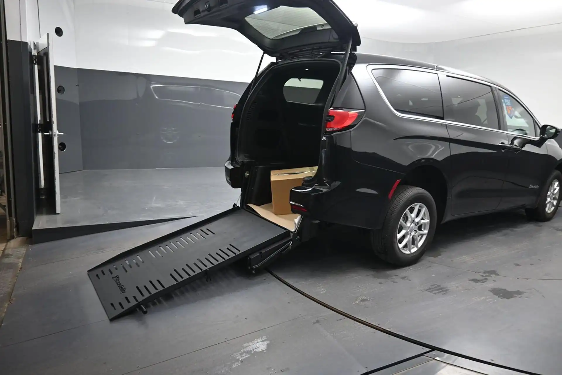 2025 Chrysler Pacifica Select's photo