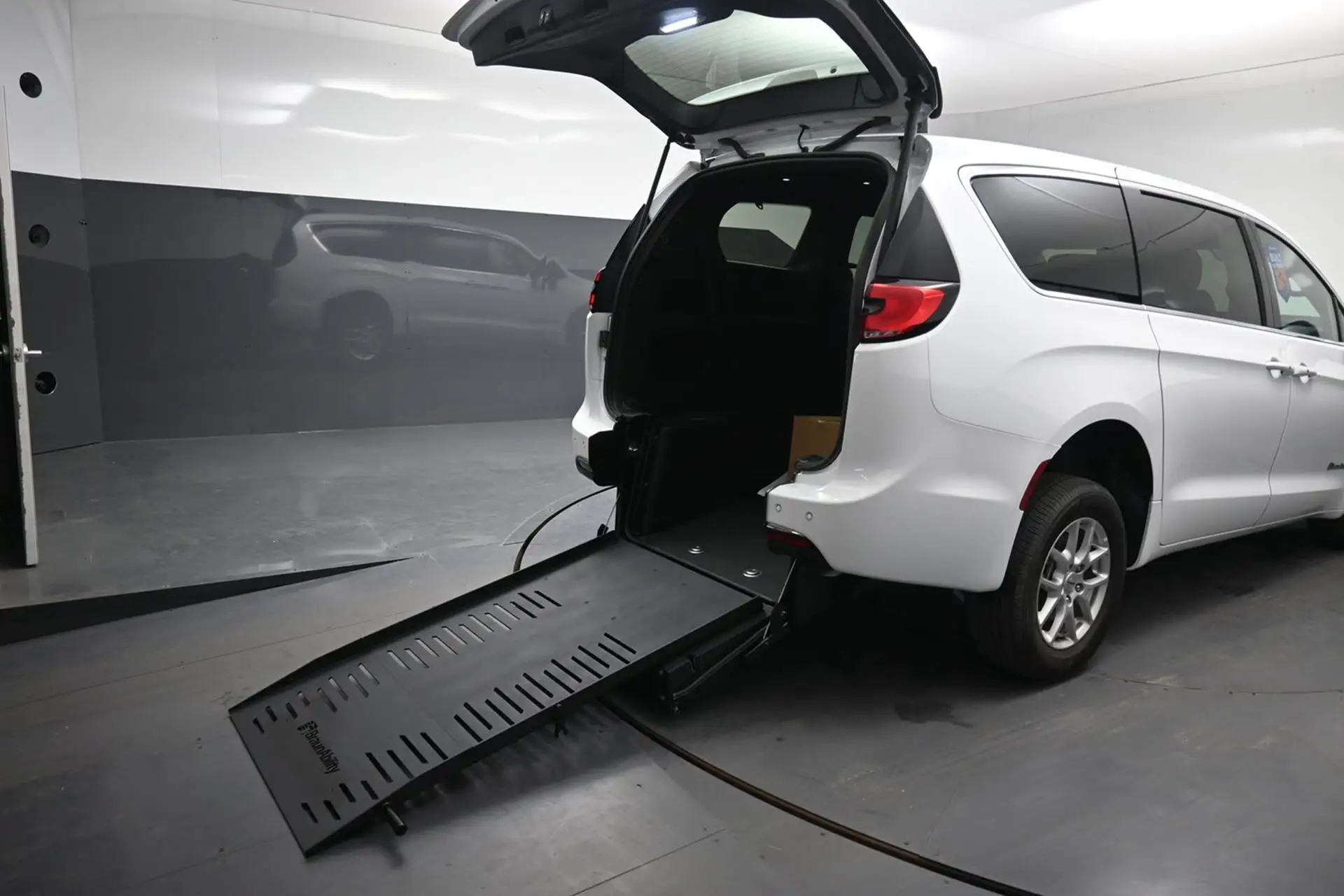 2025 Chrysler Pacifica Select photo 1