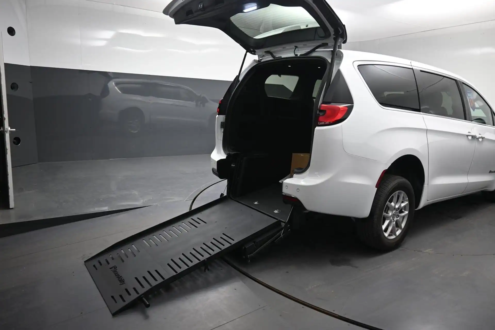 2025 Chrysler Pacifica Select's photo