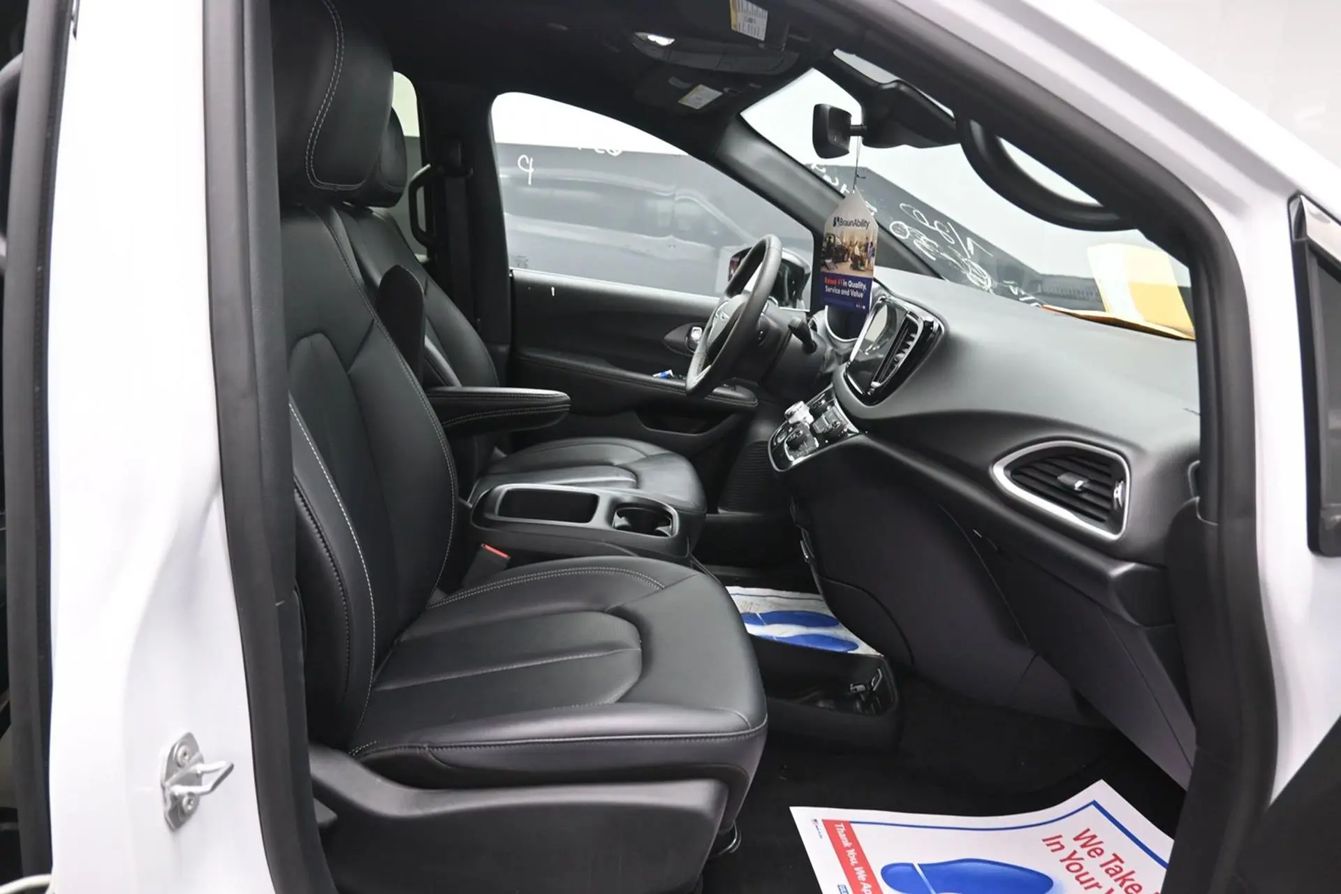 2025 Chrysler Pacifica Select photo 4