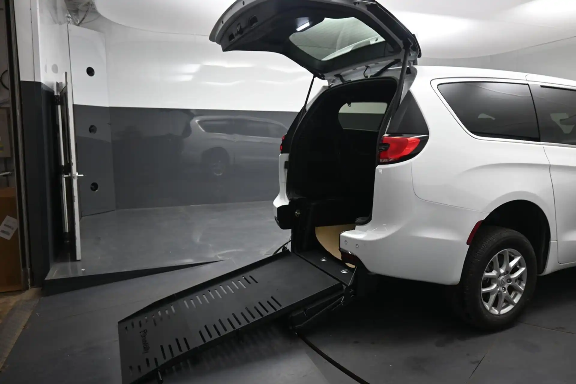 2025 Chrysler Pacifica Select's photo