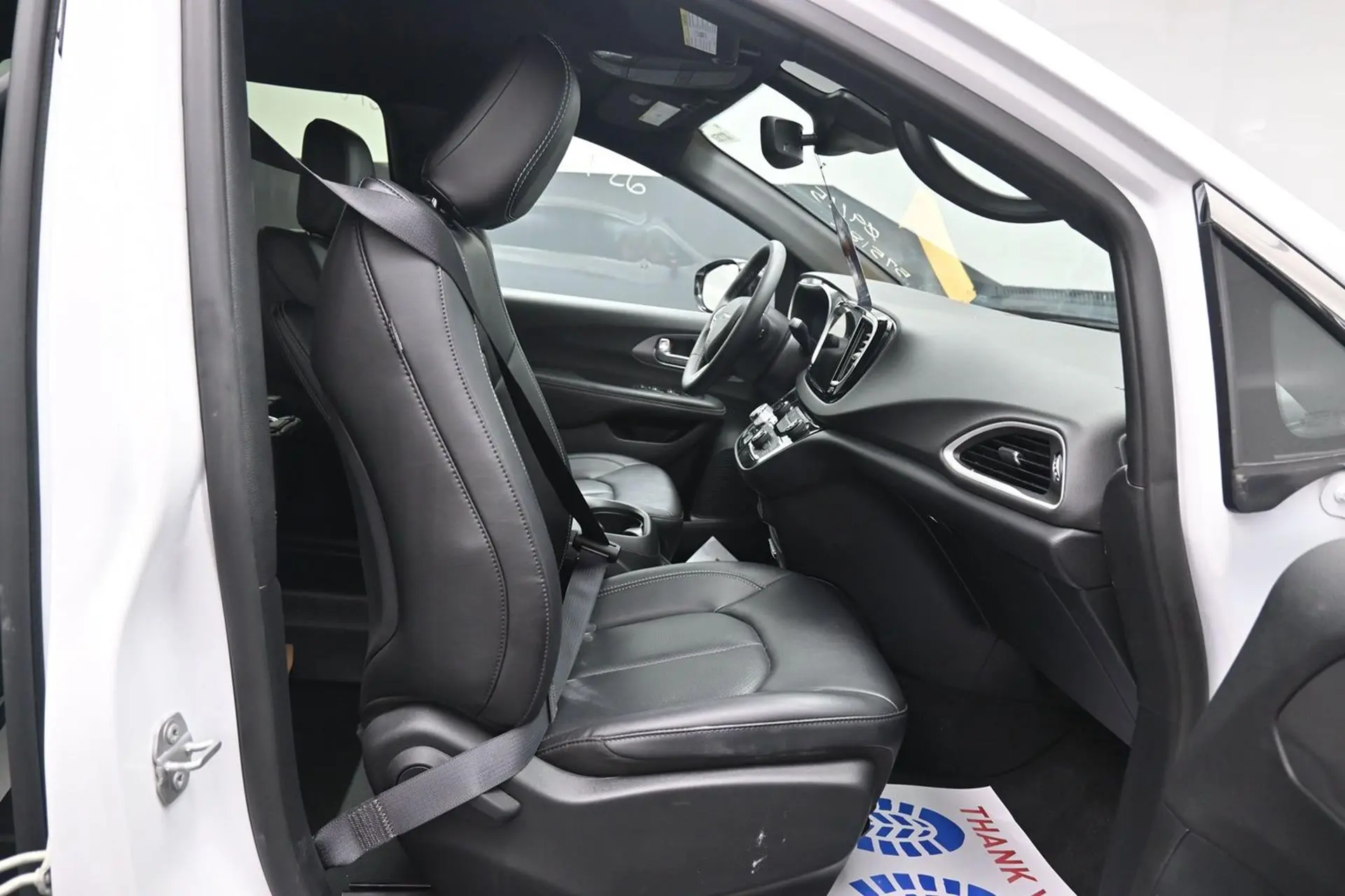 2025 Chrysler Pacifica Select photo 4
