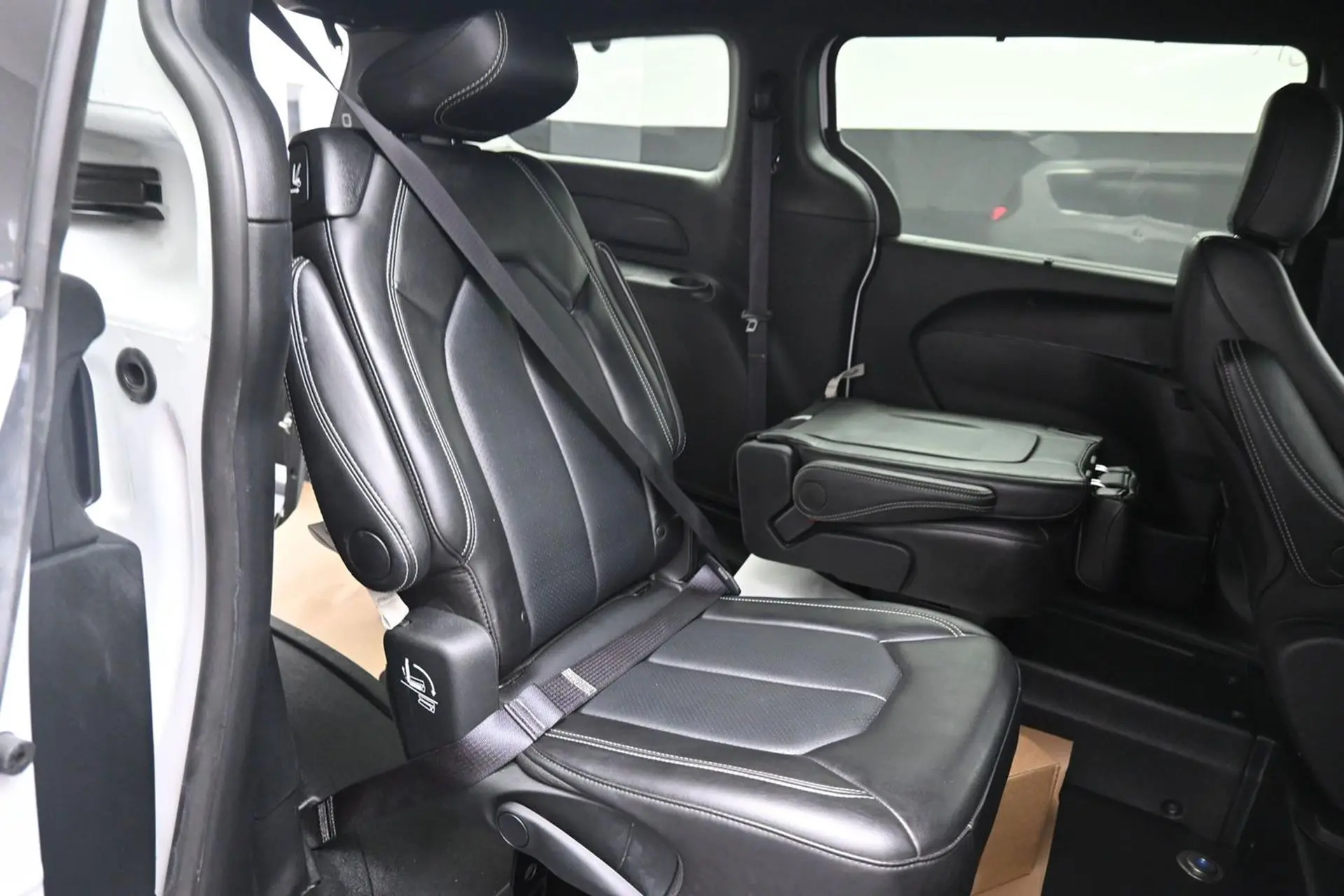 2025 Chrysler Pacifica Select photo 5