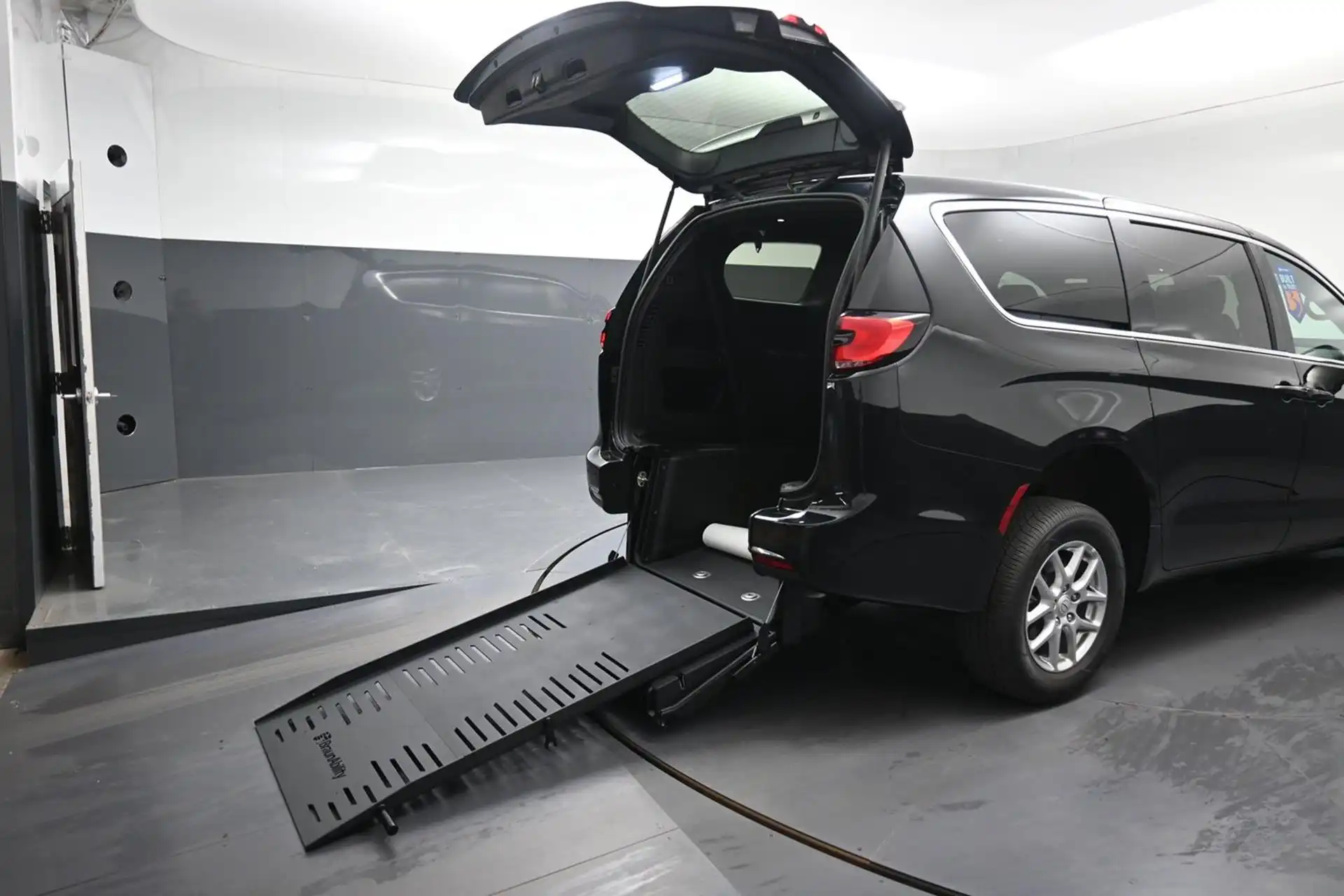 2025 Chrysler Pacifica Select's photo