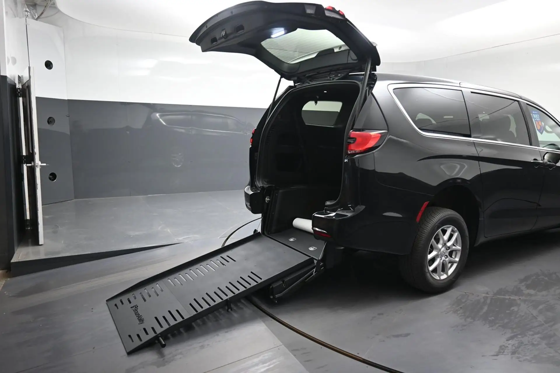 2025 Chrysler Pacifica Select photo 1