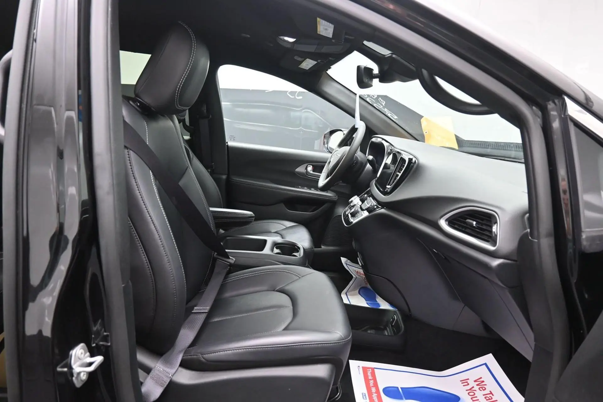 2025 Chrysler Pacifica Select photo 4