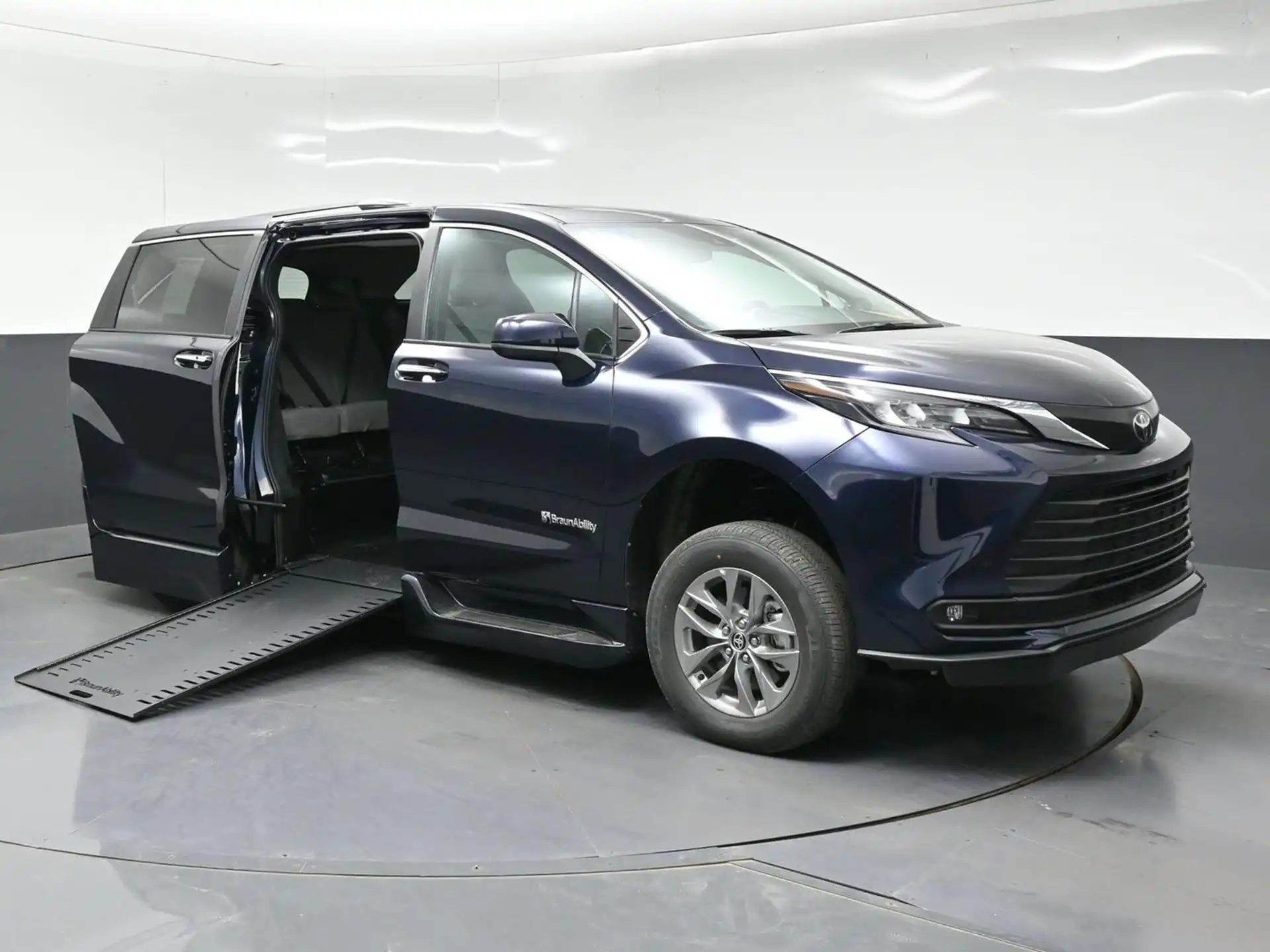 2026 Toyota Sienna XLE 7-Passenger Hybrid FWD's photo