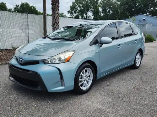 2015 Toyota Prius v Three's photo
