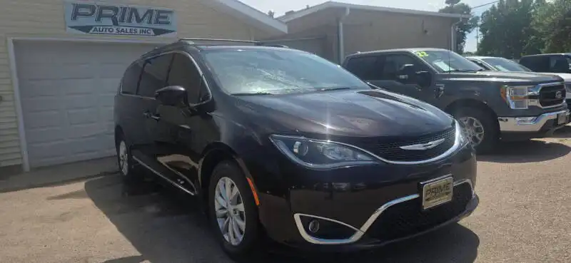 2017 Chrysler Pacifica Touring-L's photo