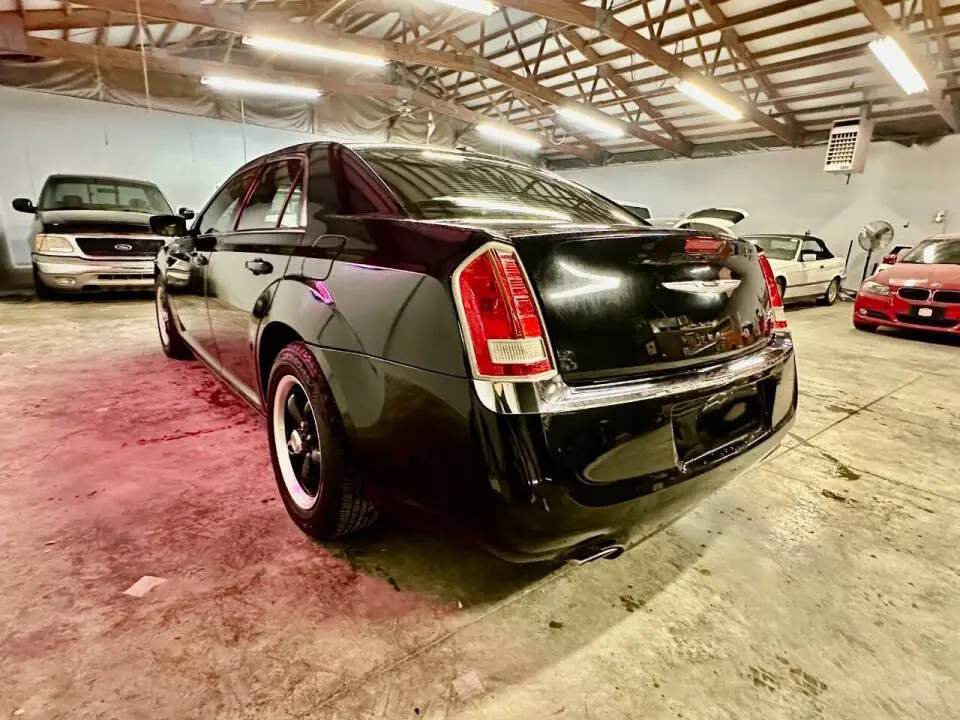 2012 Chrysler 300 Base photo 4