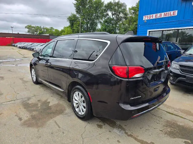 2017 Chrysler Pacifica Touring-L photo 3