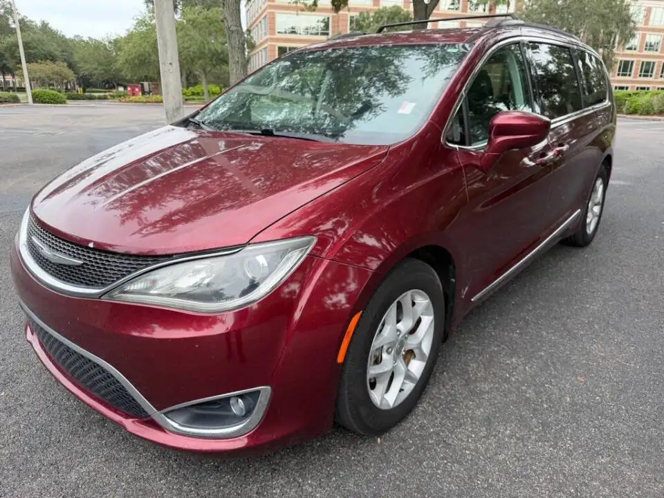 2017 Chrysler Pacifica Touring-L's photo