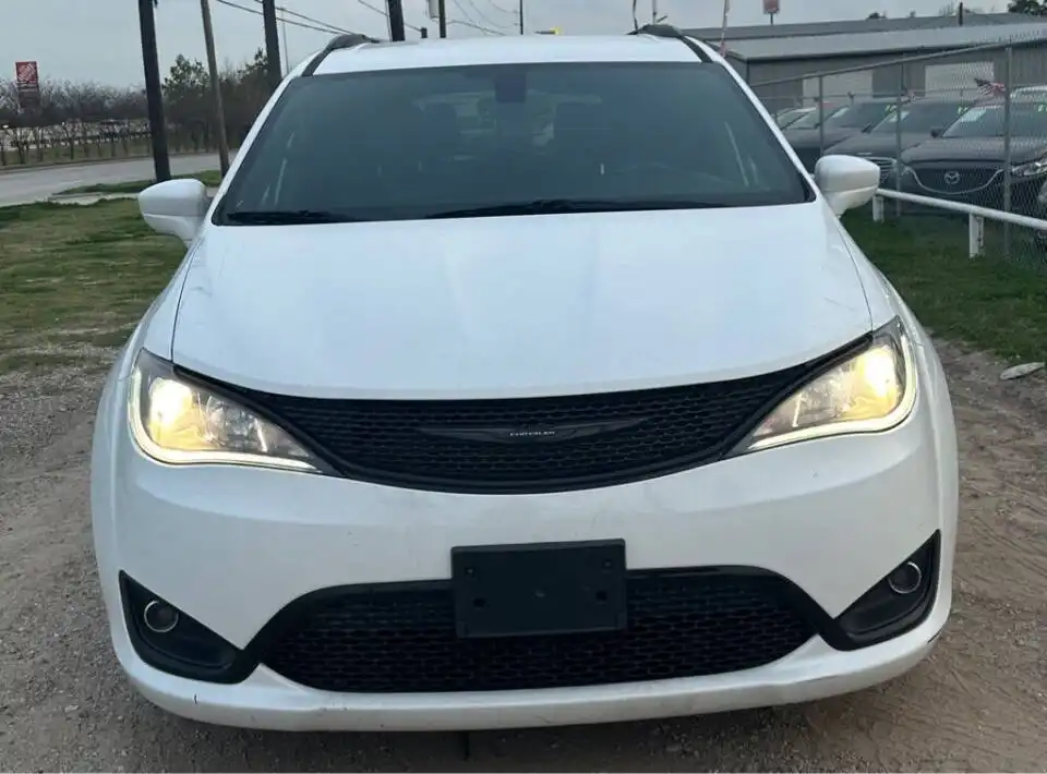 2020 Chrysler Pacifica Touring L Plus's photo