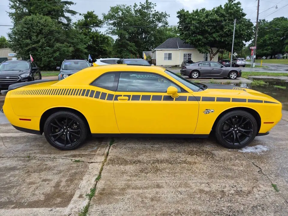 2017 Dodge Challenger SXT Plus photo 5