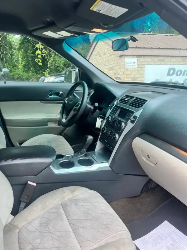 2013 Ford Explorer Base photo 5