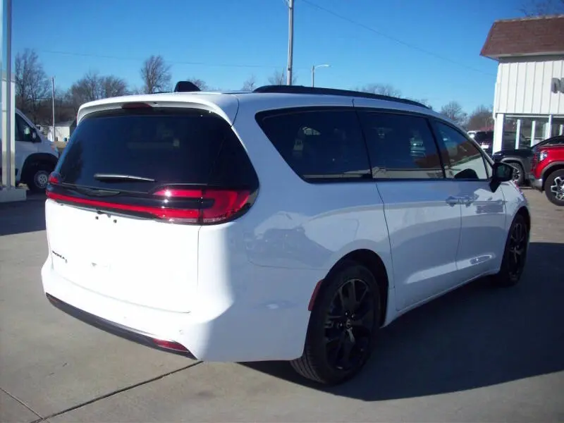 2026 Chrysler Pacifica Select photo 5