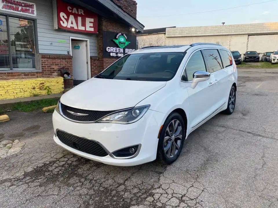 2018 Chrysler Pacifica Limited's photo