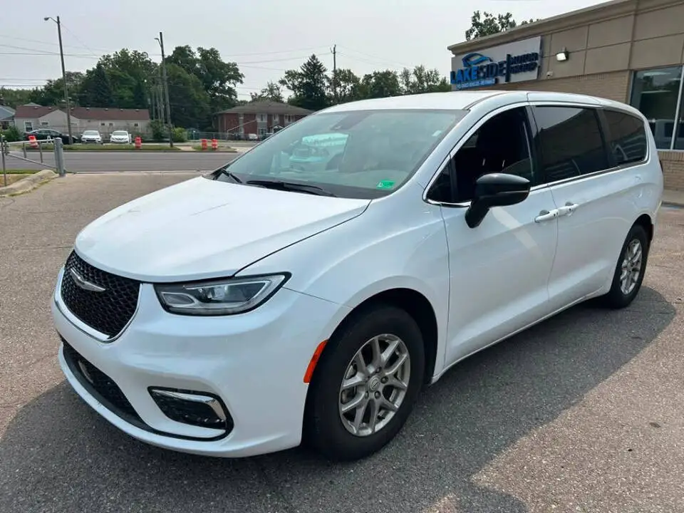 2026 Chrysler Pacifica Select photo 1