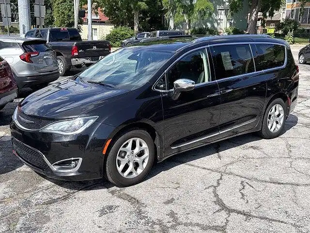 2020 Chrysler Pacifica Limited's photo
