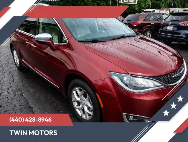 2018 Chrysler Pacifica Limited's photo