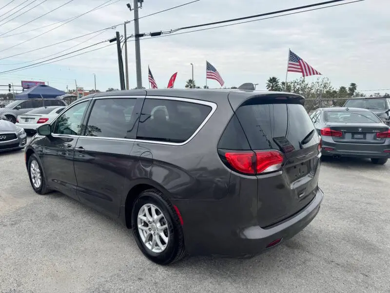 2017 Chrysler Pacifica LX photo 5