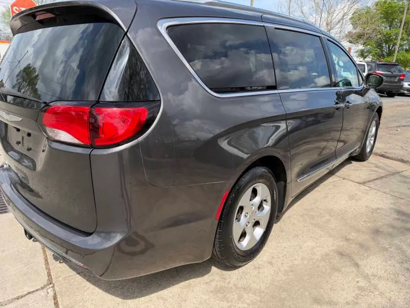 2017 Chrysler Pacifica Touring-L Plus photo 4