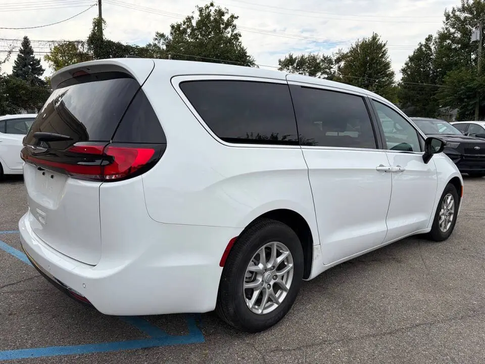 2026 Chrysler Pacifica Select photo 5