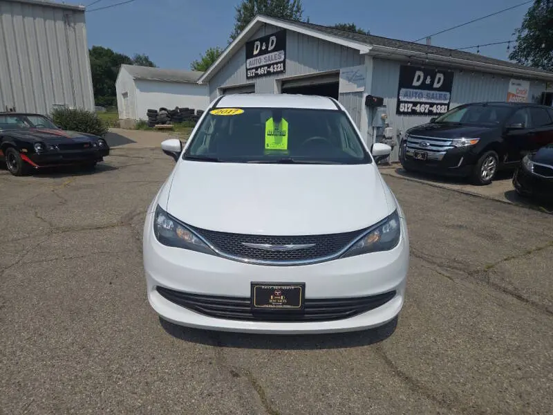 2017 Chrysler Pacifica LX photo 3