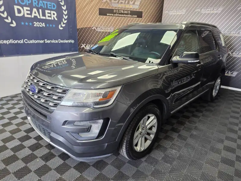 2017 Ford Explorer XLT FWD photo 1