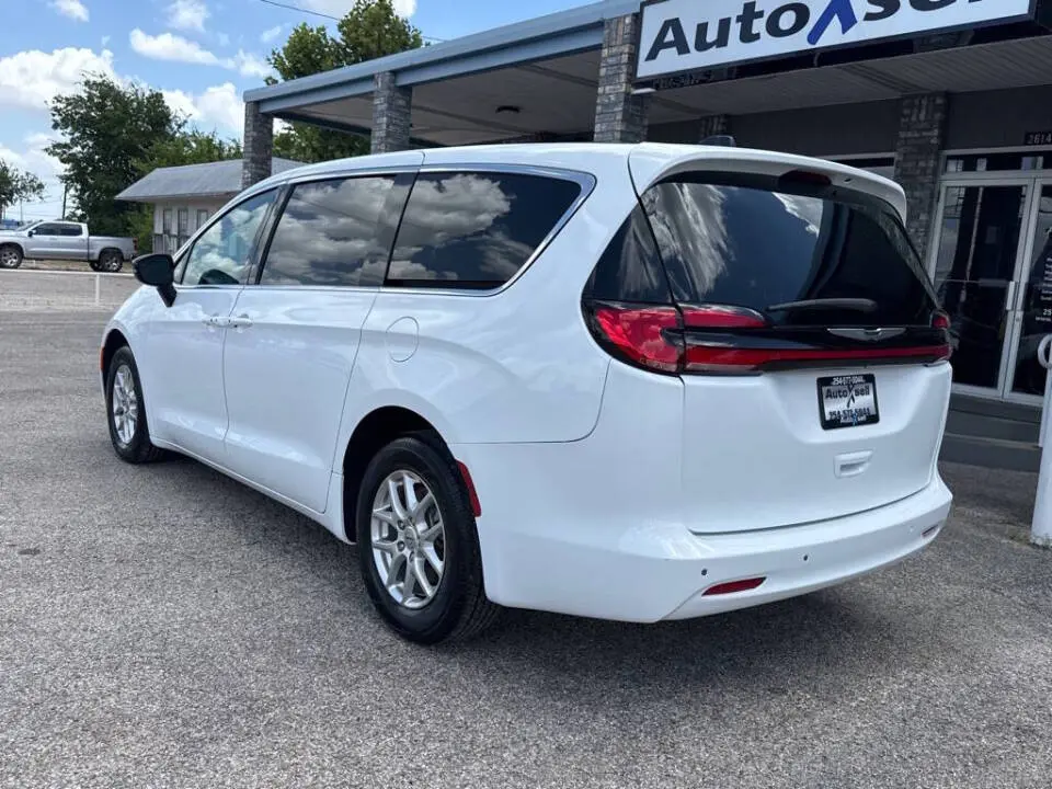 2025 Chrysler Pacifica Select photo 4